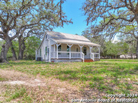 511 Co Rd 342 in Hondo, TX - Foto de edificio - Building Photo