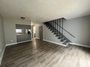 Powell Butte Townhomes in Portland, OR - Building Photo - Interior Photo