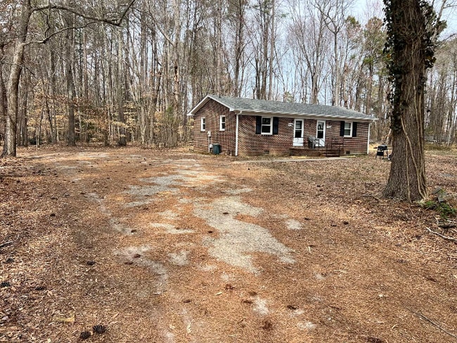 5706 Courthouse Rd in Prince George, VA - Foto de edificio - Building Photo