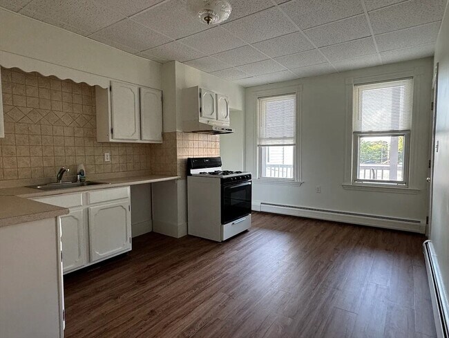 666 Saratoga St, Unit #2 in Boston, MA - Foto de edificio - Building Photo