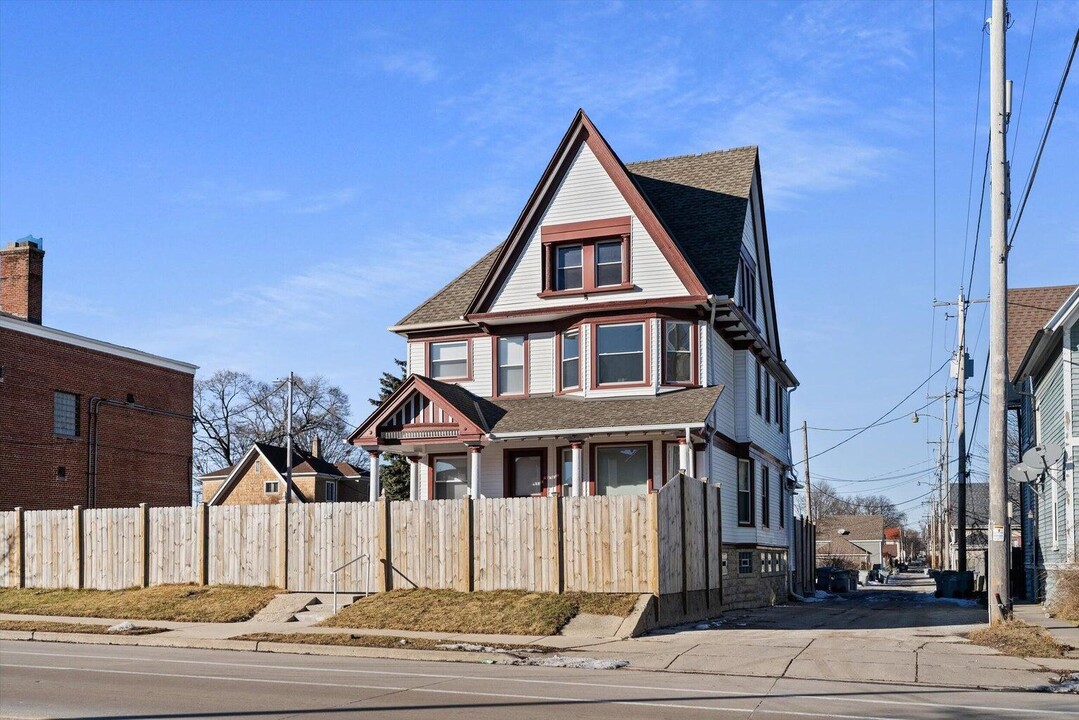 124 W North Ave in Milwaukee, WI - Building Photo