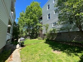 16 Silvey Plz, Unit 2 in Somerville, MA - Foto de edificio - Building Photo