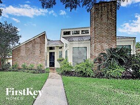 7451 Tunbury Ln in Houston, TX - Building Photo