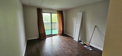 930 Taylor Dr, Unit 208 in Gurnee, IL - Building Photo - Building Photo