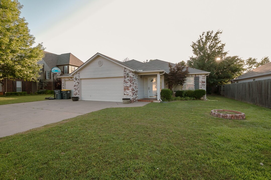 11706 S Gum Ave in Jenks, OK - Building Photo