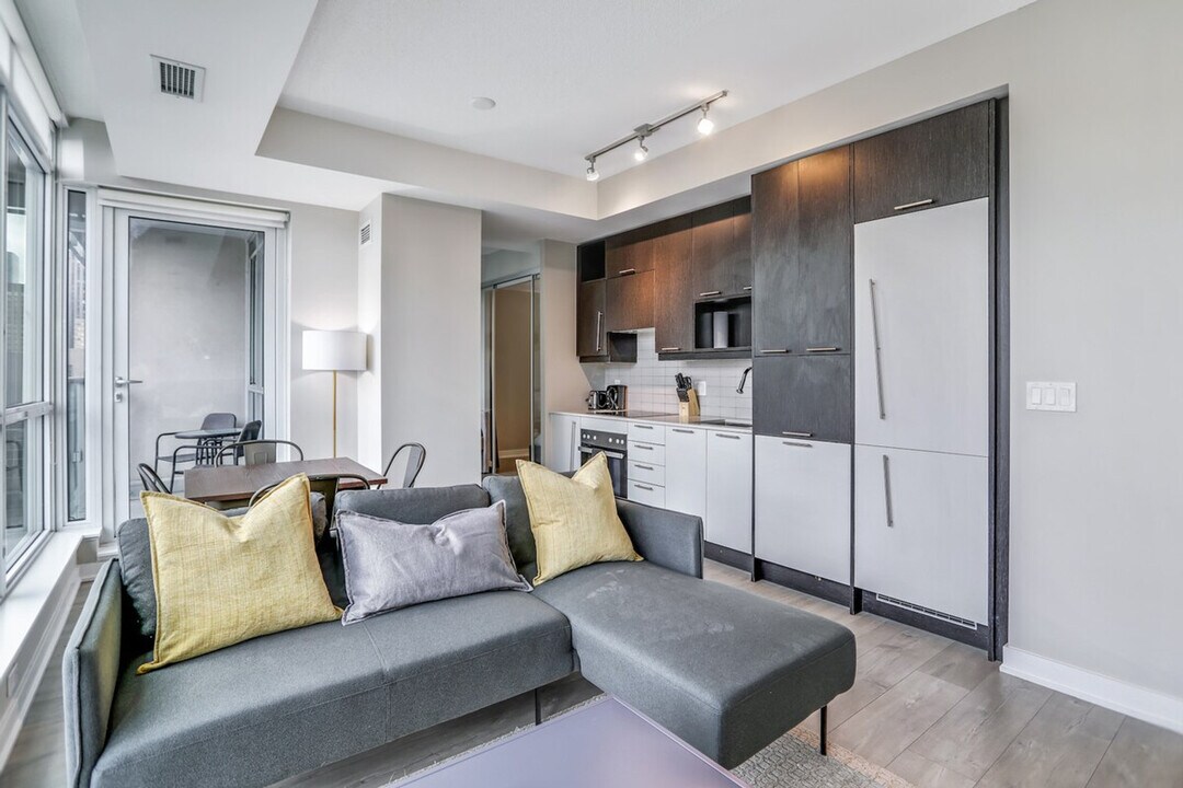 203 Queen St W in Toronto, ON - Building Photo