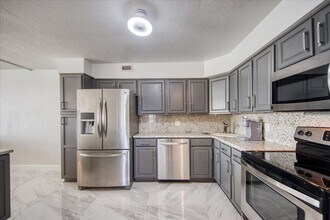 851 Bayway Blvd in Clearwater, FL - Building Photo - Building Photo