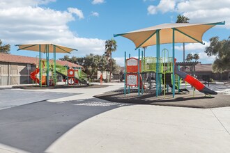 1750 Karen Ave in Las Vegas, NV - Building Photo - Building Photo