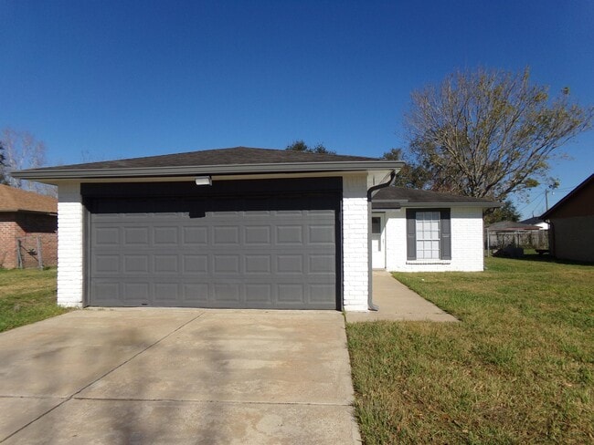 221 Austin St in Angleton, TX - Building Photo - Building Photo