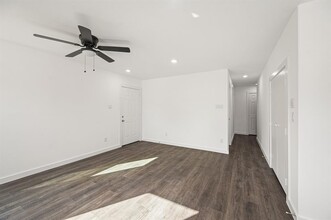 8211 Bigwood St-Unit -B in Houston, TX - Building Photo - Building Photo