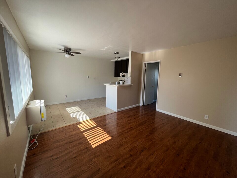 24370 Newhall Ave in Newhall, CA - Foto de edificio