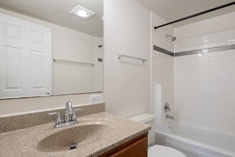 Woodview Apartments in Gurnee, IL - Foto de edificio - Interior Photo