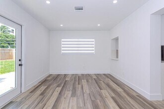 1717 16th Ct N in Lake Worth Beach, FL - Building Photo - Building Photo