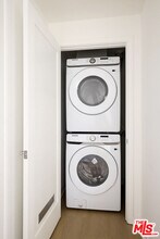 3977 Beverly Blvd-Unit -109 in Los Angeles, CA - Building Photo - Building Photo