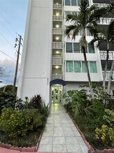 8233 Harding Ave in Miami Beach, FL - Foto de edificio - Building Photo