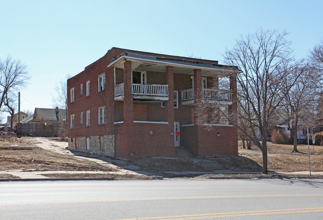 4105 E Linwood Blvd in Kansas City, MO - Foto de edificio - Building Photo