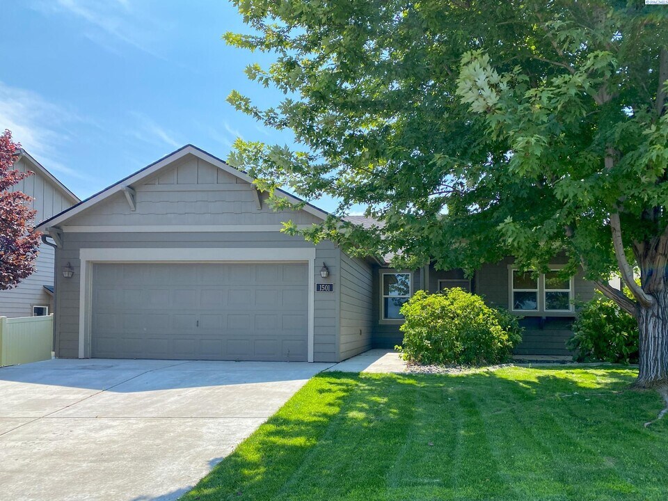 1501 Purple Sage St in Richland, WA - Building Photo