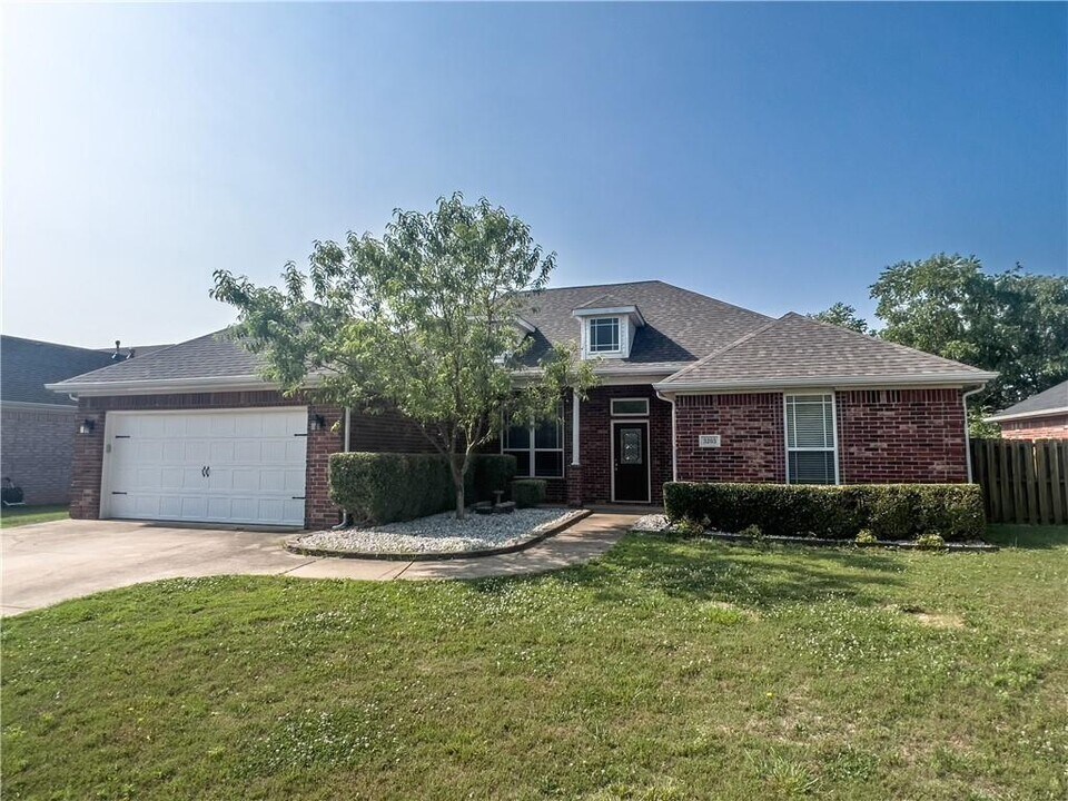 3203 SW Camden Dr in Bentonville, AR - Building Photo