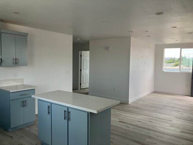 11033 Burin Ave, Unit 1.2 in Inglewood, CA - Foto de edificio - Building Photo