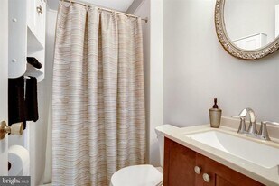 4905 Van Walbeek Plz in Annandale, VA - Building Photo