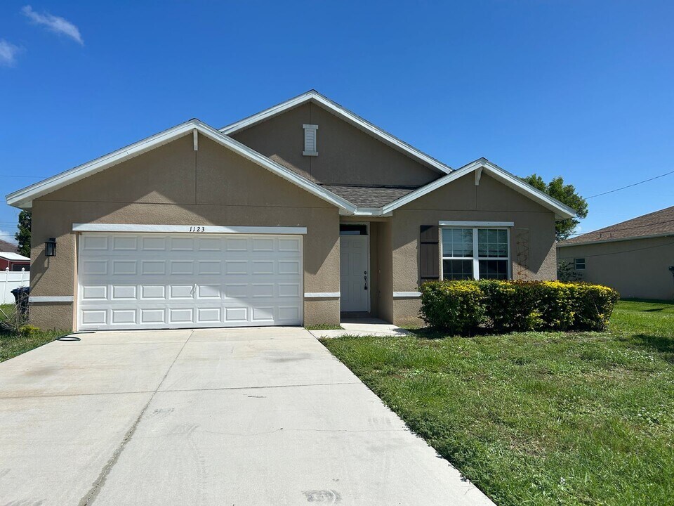 1123 SW 40th Terrace in Cape Coral, FL - Building Photo