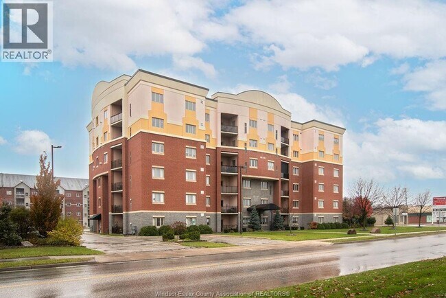 1855 Normandy St in Windsor, ON - Building Photo - Building Photo