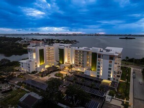 1020 Sunset Point Rd, Unit 511 in Clearwater, FL - Foto de edificio - Building Photo