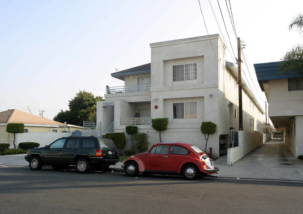 13920 Doty Ave in Hawthorne, CA - Building Photo