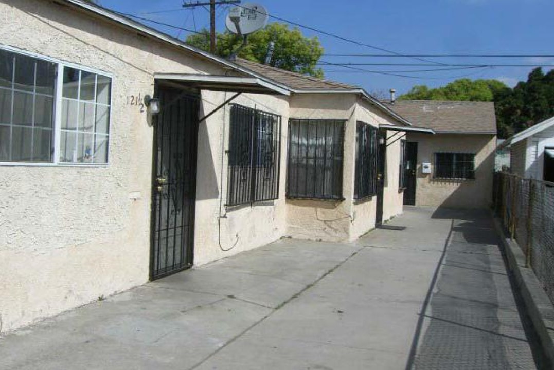 1121 E 70th St in Los Angeles, CA - Foto de edificio