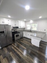 107 Sandy Lake Dr in Hampton, VA - Building Photo - Building Photo