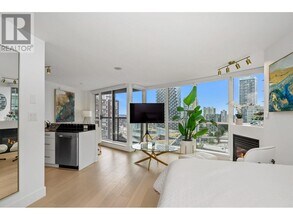 501-2501 Pacific St in Vancouver, BC - Building Photo - Building Photo