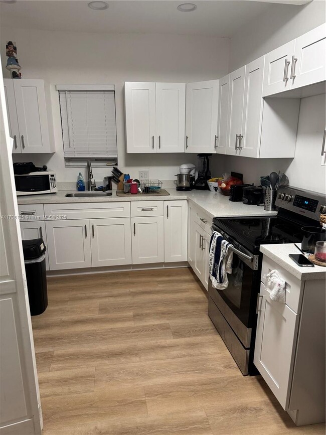 817 Tyler St in Hollywood, FL - Building Photo - Building Photo