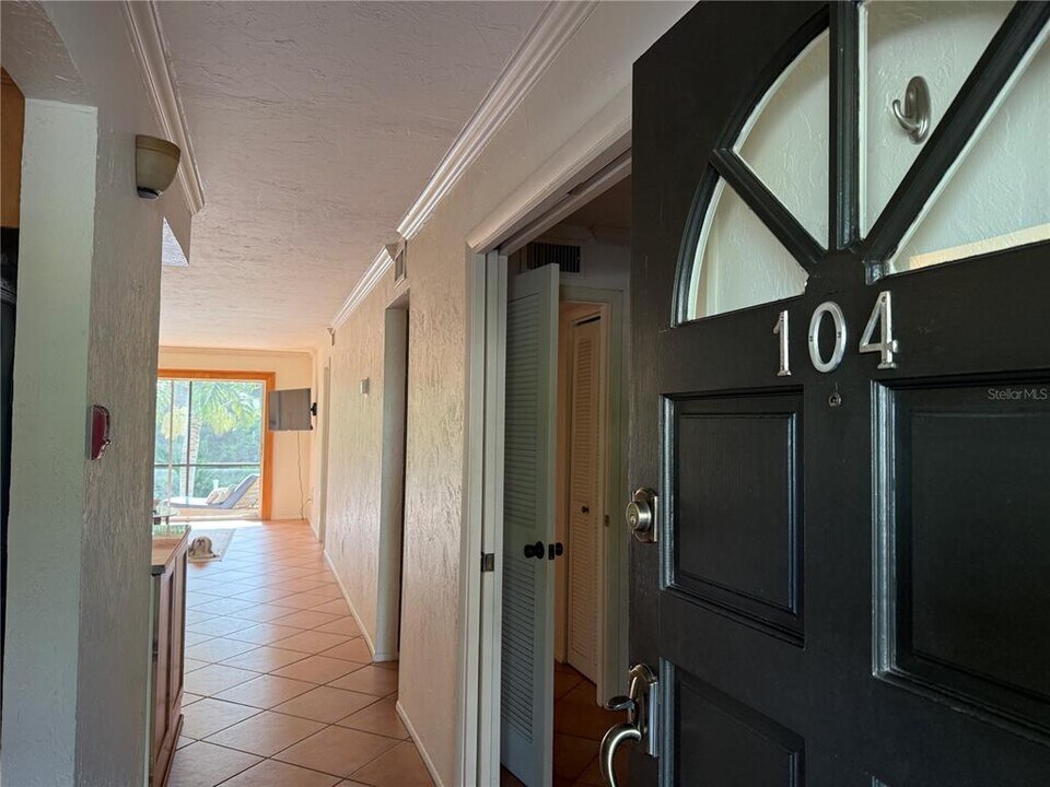 1650 Pine Tree Ln in Sarasota, FL - Building Photo