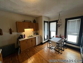 211 Holland St, Unit 2 in Somerville, MA - Building Photo - Building Photo