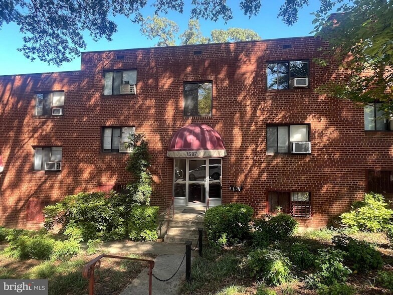 1587 N Colonial Terrace, Unit 204X in Arlington, VA - Building Photo