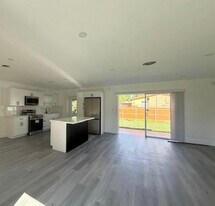 275 NE 173rd St in North Miami Beach, FL - Building Photo