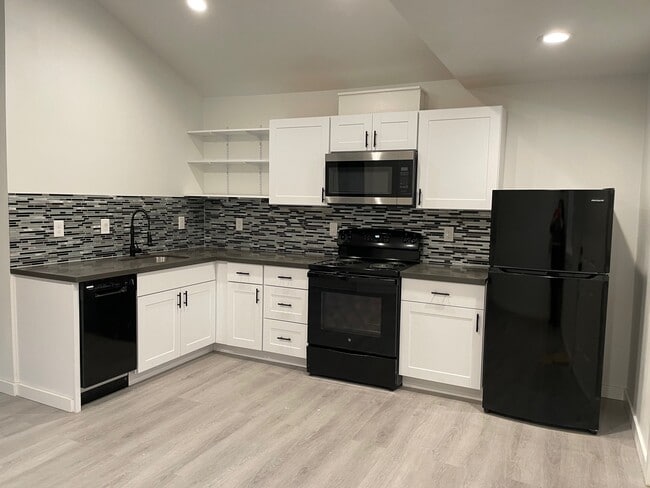 6647 N Astor St, Unit B in Portland, OR - Foto de edificio - Building Photo