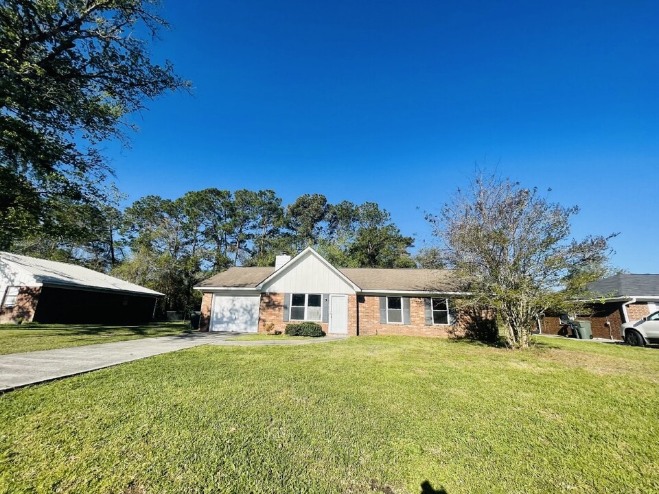 111 Hancock St in Hinesville, GA - Building Photo