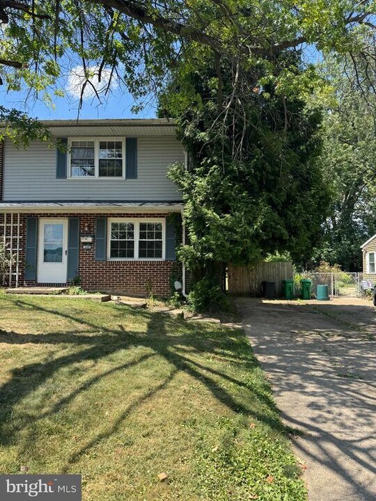 349 W Ridge St in Carlisle, PA - Building Photo