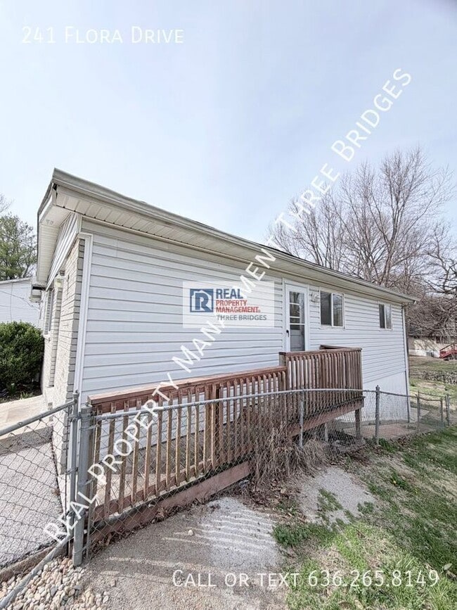 241 Flora Dr in St. Louis, MO - Building Photo - Building Photo