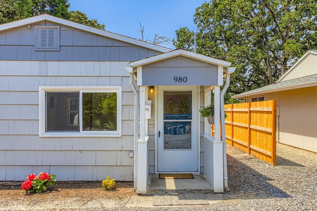 980 Beatrice Ave in Gladstone, OR - Building Photo