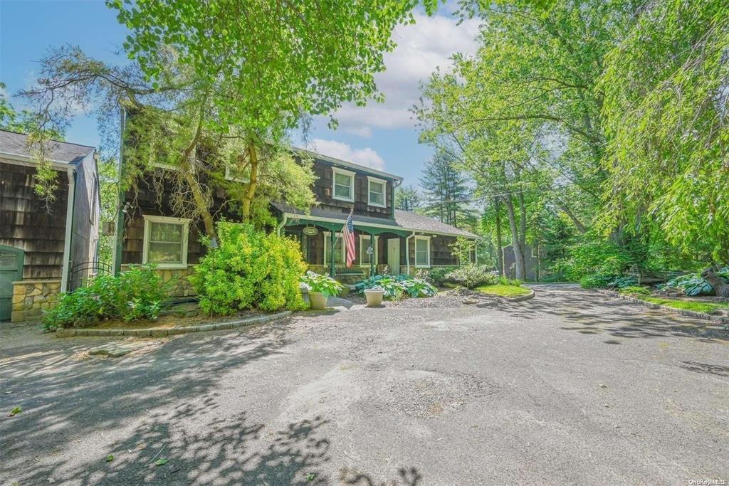 9 Lone Hill Pl in Dix Hills, NY - Building Photo