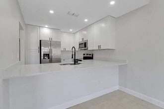 6350 Royal Woods Dr in Ft. Myers, FL - Foto de edificio - Building Photo