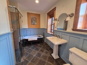1311 Yale Pl in Minneapolis, MN - Building Photo - Building Photo