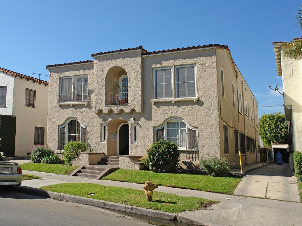 331 N Curson Ave in Los Angeles, CA - Building Photo