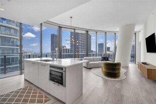 55 SW 9th St in Miami, FL - Building Photo