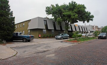 Baywalk Apartments in St. Petersburg, FL - Foto de edificio - Building Photo