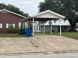 1003 Commerce St in Pleasanton, TX - Building Photo