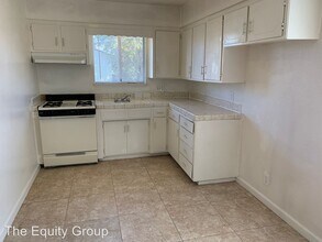 824 W Murray Ave-Unit -A-H in Visalia, CA - Foto de edificio - Building Photo