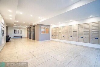 105 Lake Emerald Dr in Oakland Park, FL - Building Photo - Building Photo